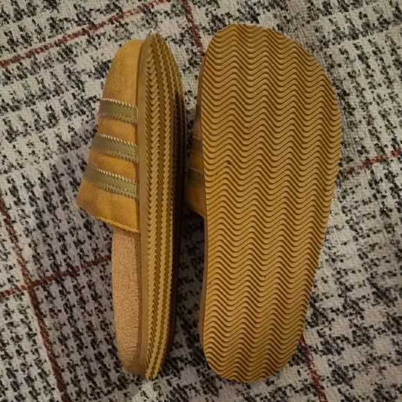Adidas Tan Slides with Gold Logo - Picture 2 of 8
